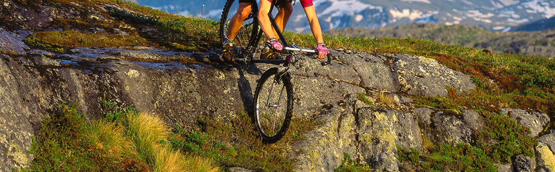 Cyklist i fjällmiljö